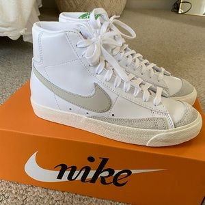 LIGHTLY worn Nike Blazer Mid ‘77 Vintage